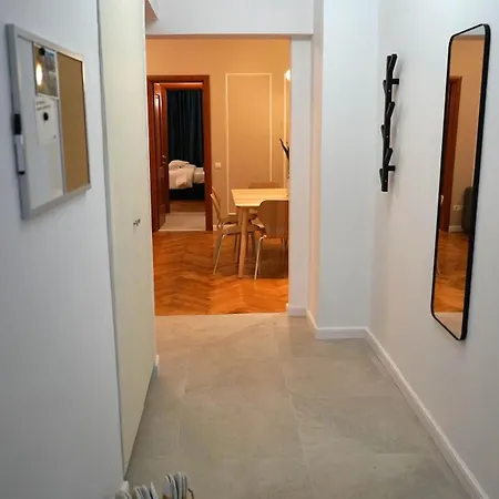Spacious 3br, 3bt Design Renovated * Bucarest