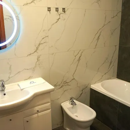 Spacious 3br, 3bt Design Renovated * Bucharest