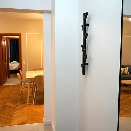 Apartment Spacious 3br, 3bt Design Renovated Bucharest