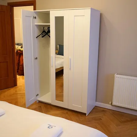 Spacious 3br, 3bt Design Renovated Bucarest