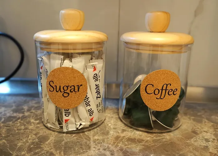 Spacious 3br, 3bt Design Renovated Lägenhet *