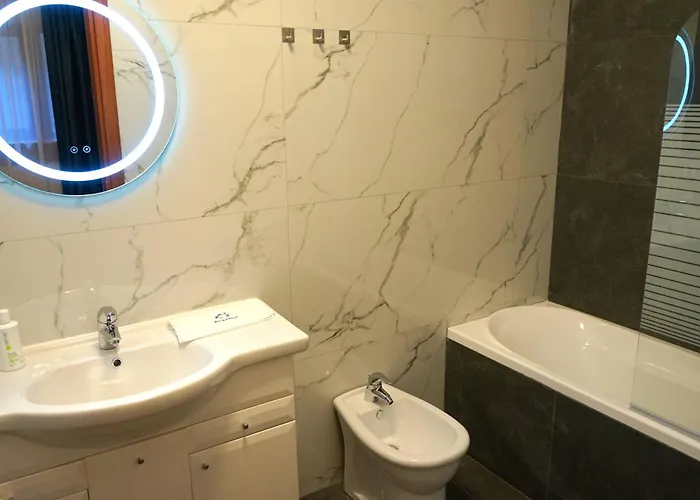 Spacious 3br, 3bt Design Renovated * Bucharest