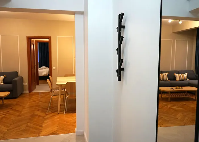 Apartment Spacious 3br, 3bt Design Renovated Bucharest