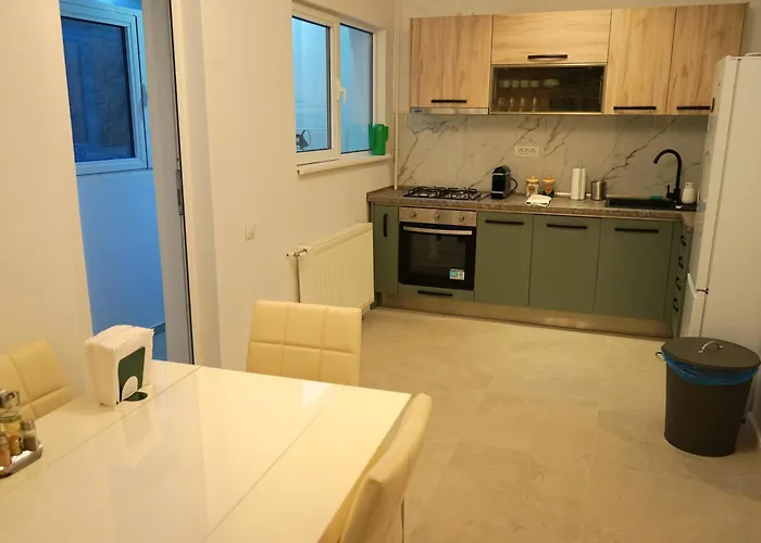 Spacious 3br, 3bt Design Renovated *