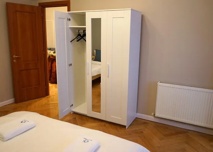 Spacious 3br, 3bt Design Renovated Bucharest