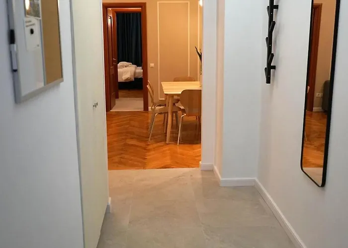 Spacious 3br, 3bt Design Renovated * Bucharest